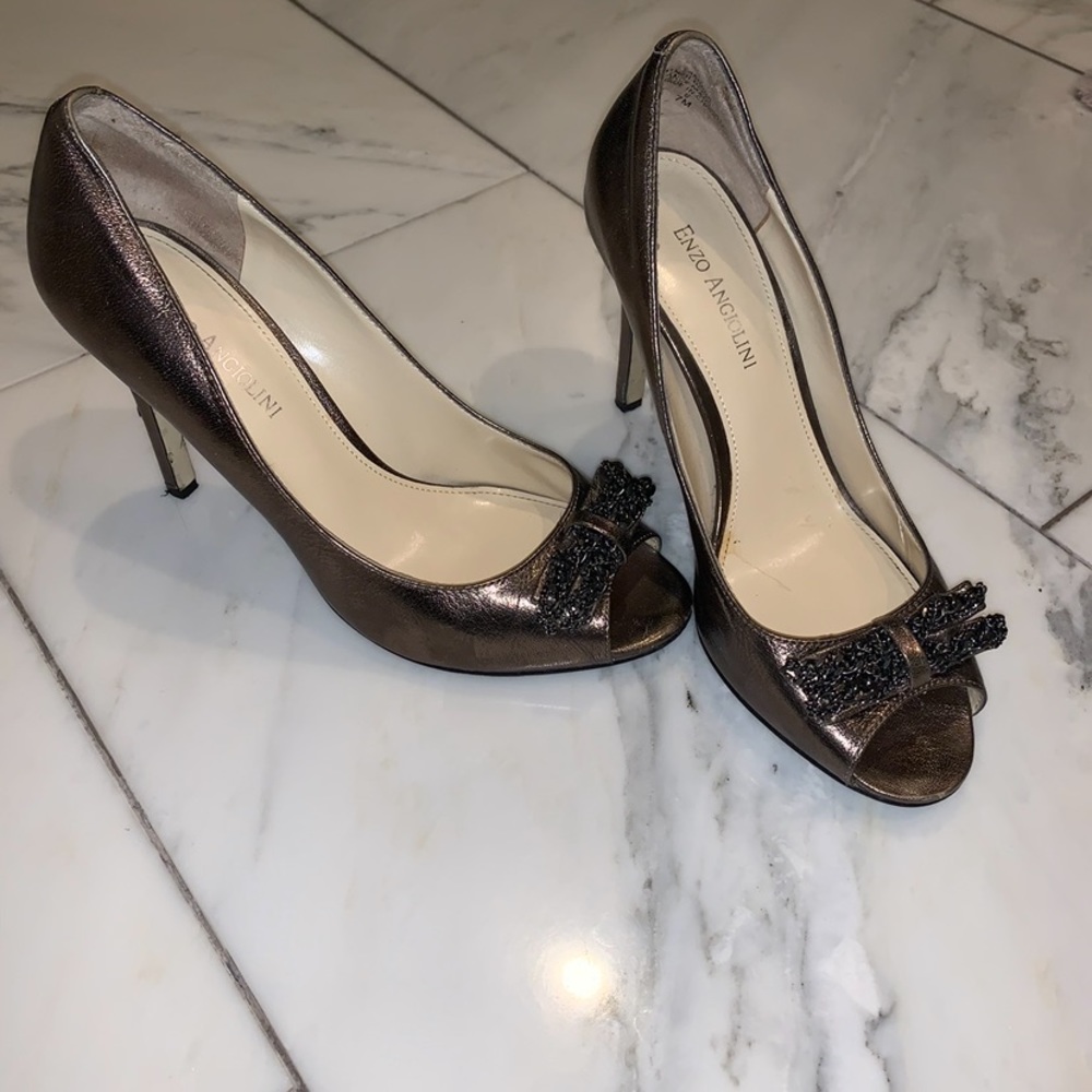 Gorgeous! Antique gold colored heels - size 7